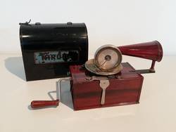 Das in der Sammlung des Museums PERLA CASTRUM – Ein Schloss voller Geschichte erhaltene Grammophon wurde Anfang des 20. Jahrhunderts in den Nirona-Werken Nier & Ehmer in Beierfeld hergestellt.