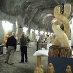 Besucher im Tunnel zur Kunstausstellung