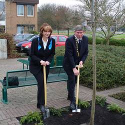Baumpflanzung durch den damaligen Bürgermeister Heinrich Schwarzenberg und Oberbürgermeisterin Heidrun Hiemer a.D. anlässlich der Partnerschaftsunterzeichnung