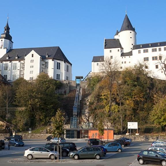 Der Schrägaufzug Schwarzenberg am Parkplatz Hammerweg, unterhalb der Wahrzeichen der Stadt (Foto: BUR Werbung)