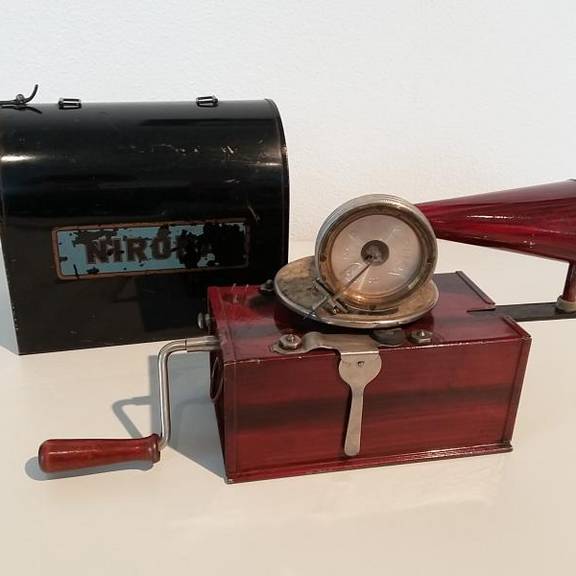 Das in der Sammlung des Museums PERLA CASTRUM – Ein Schloss voller Geschichte erhaltene Grammophon wurde Anfang des 20. Jahrhunderts in den Nirona-Werken Nier & Ehmer in Beierfeld hergestellt.